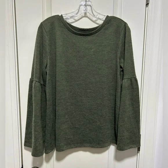 🐆3/$15 Ana flowy sleeve green top - Picture 2 of 4